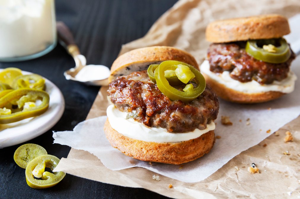 Heta jalapeñosliders med LCHF-bröd