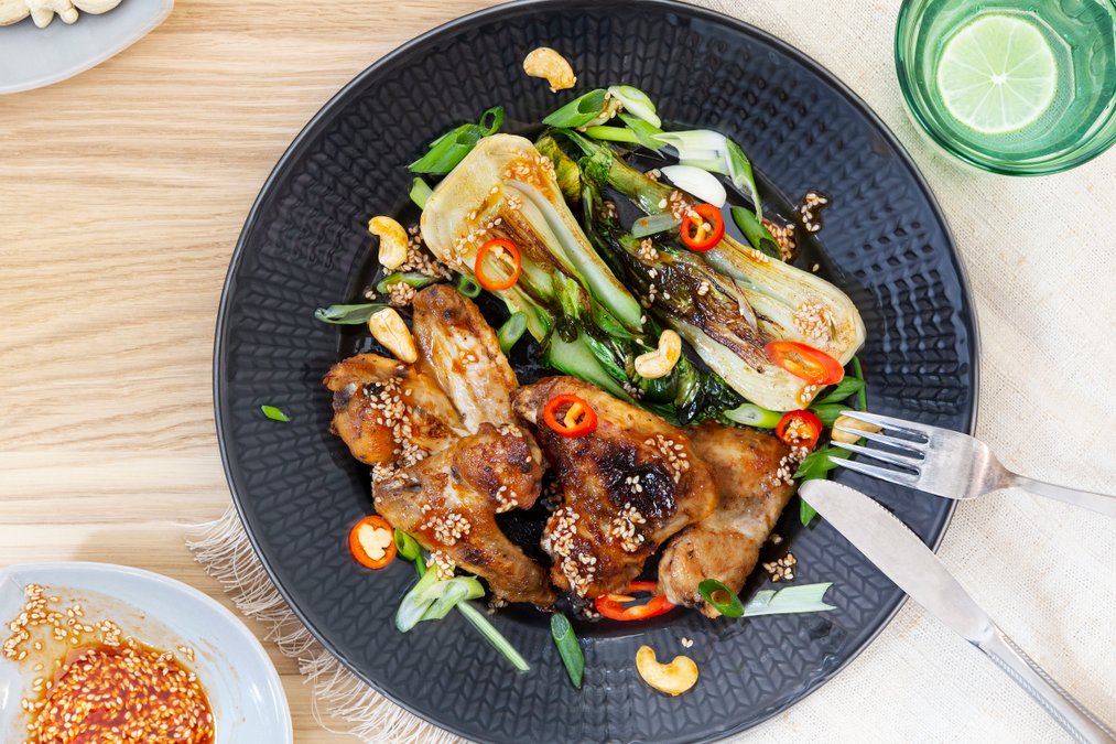Asiatiska kycklingvingar med pak choi