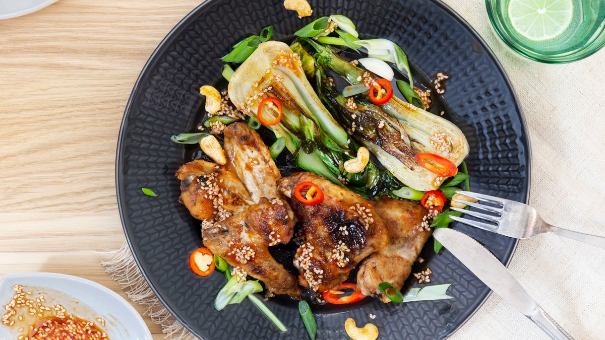 Asiatiska kycklingvingar med pak choi