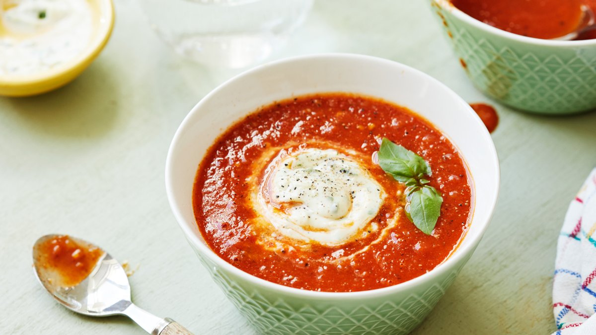 Fyllig tomatsoppa med basilika-aioli
