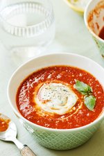 Fyllig tomatsoppa med basilika-aioli