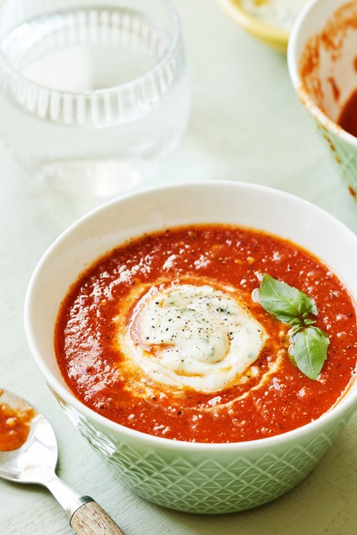 Fyllig tomatsoppa med basilika-aioli