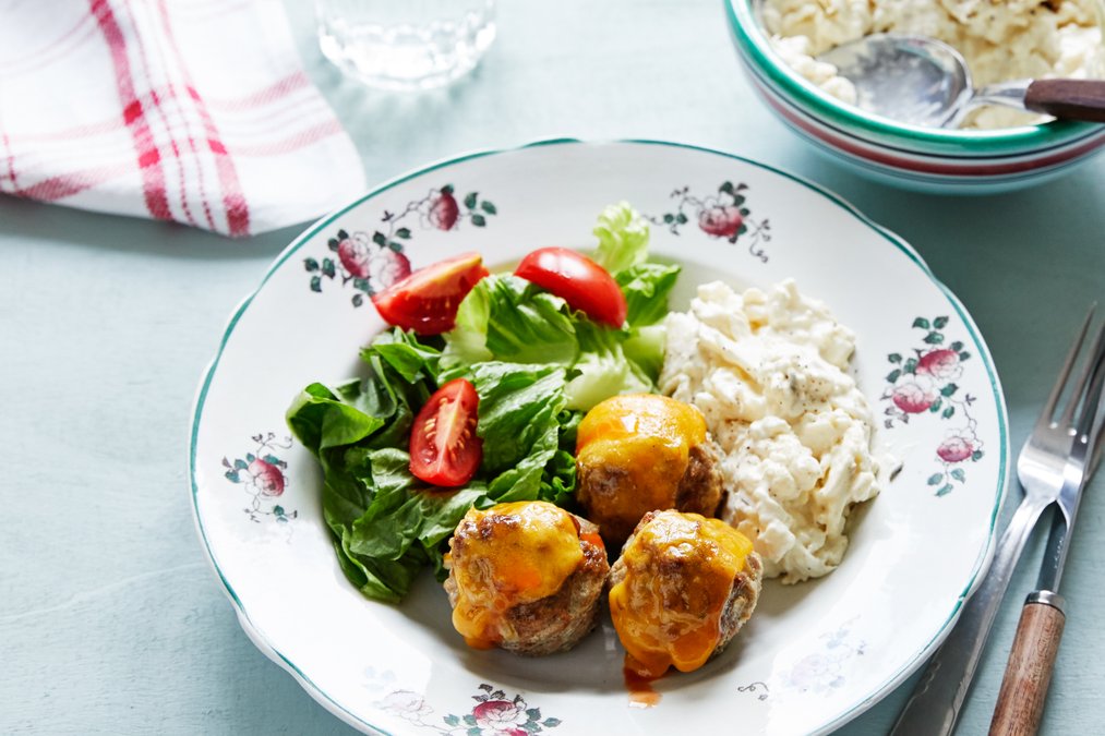 Köttbullar i ugn med blomkålsslaw