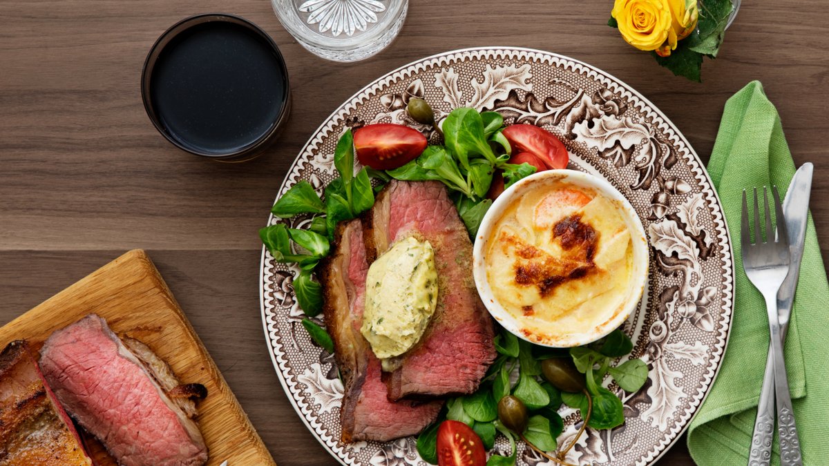 Ryggbiff med beasmör och rotsaksgratäng