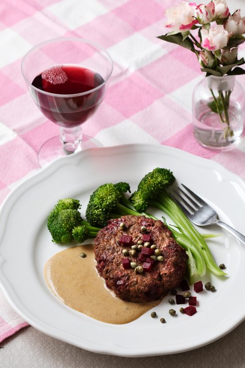 Biff Lindström med gräddsås och kokt broccoli