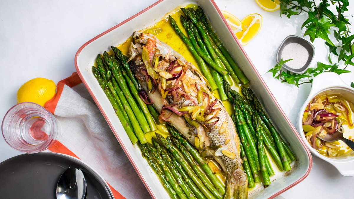 Hel fisk i ugn med salladslök och sparris