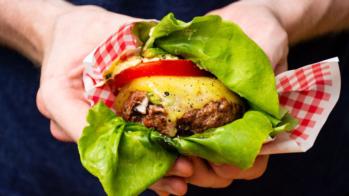 Smörburgare med cheddar i salladswrap
