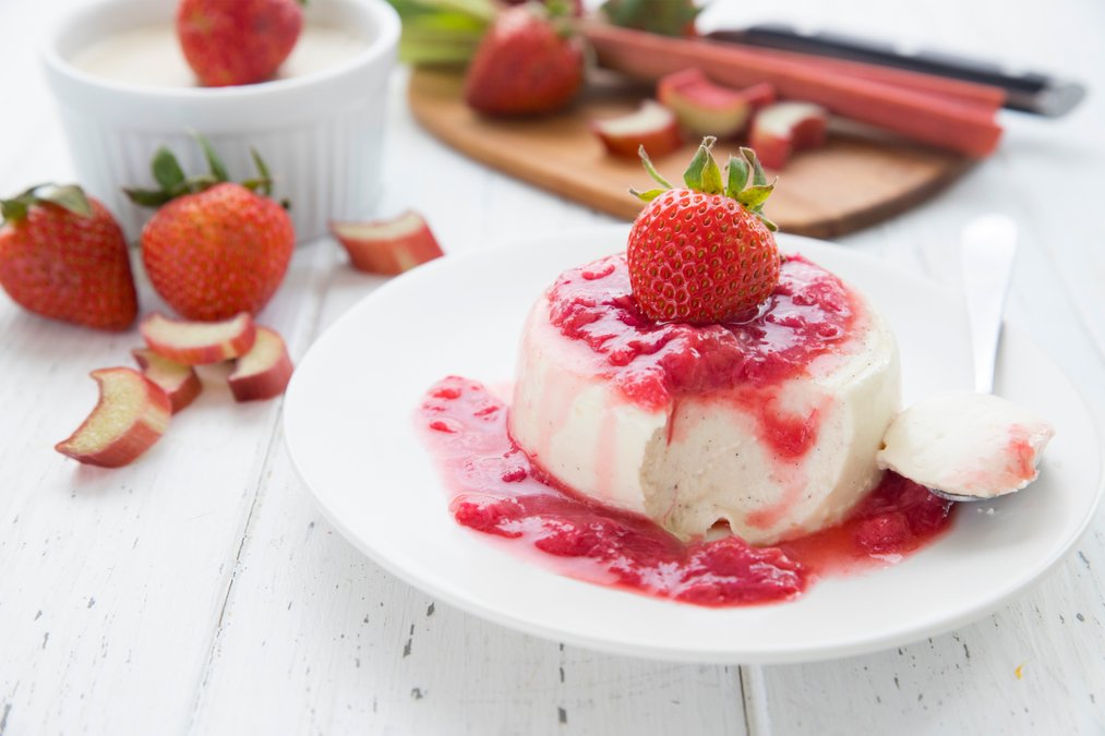 LCHF-pannacotta med jordgubbs- & rabarberkompott