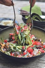 Zucchinipasta med krämig parmesansås