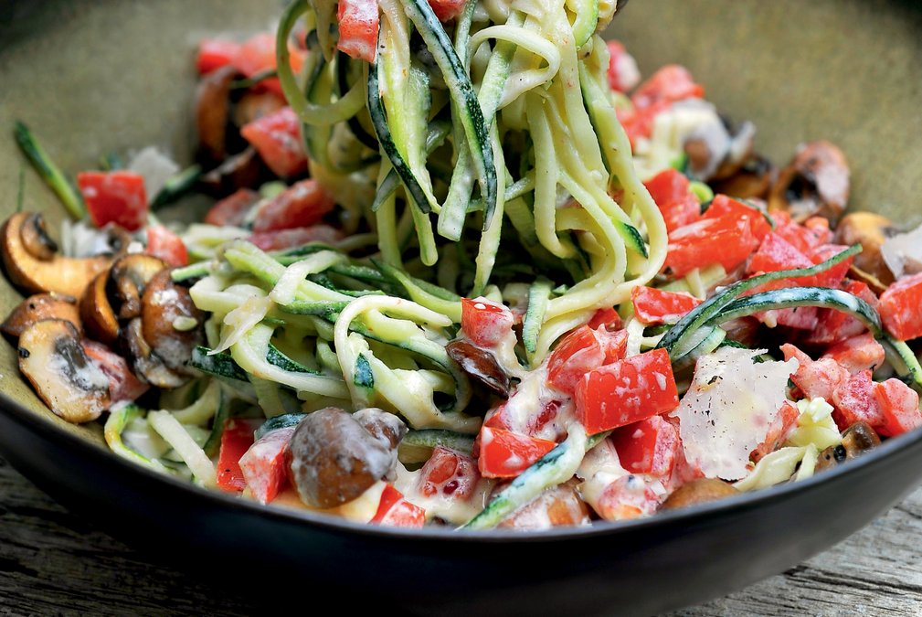 Zucchinipasta med krämig parmesansås