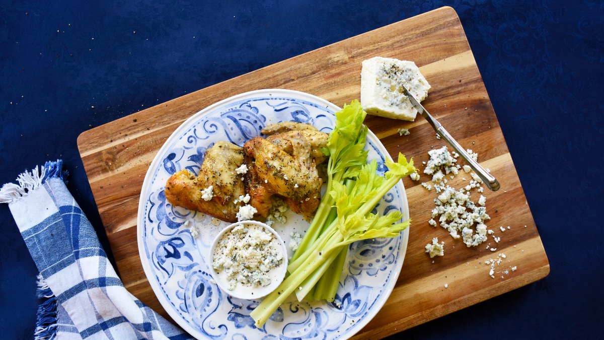 Kycklingvingar med ädelostdressing
