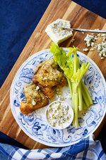 Kycklingvingar med ädelostdressing