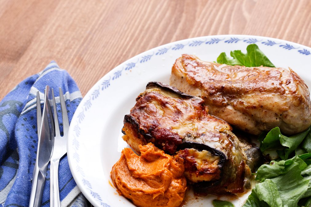 Kyckling med auberginerullar och tomatsmör