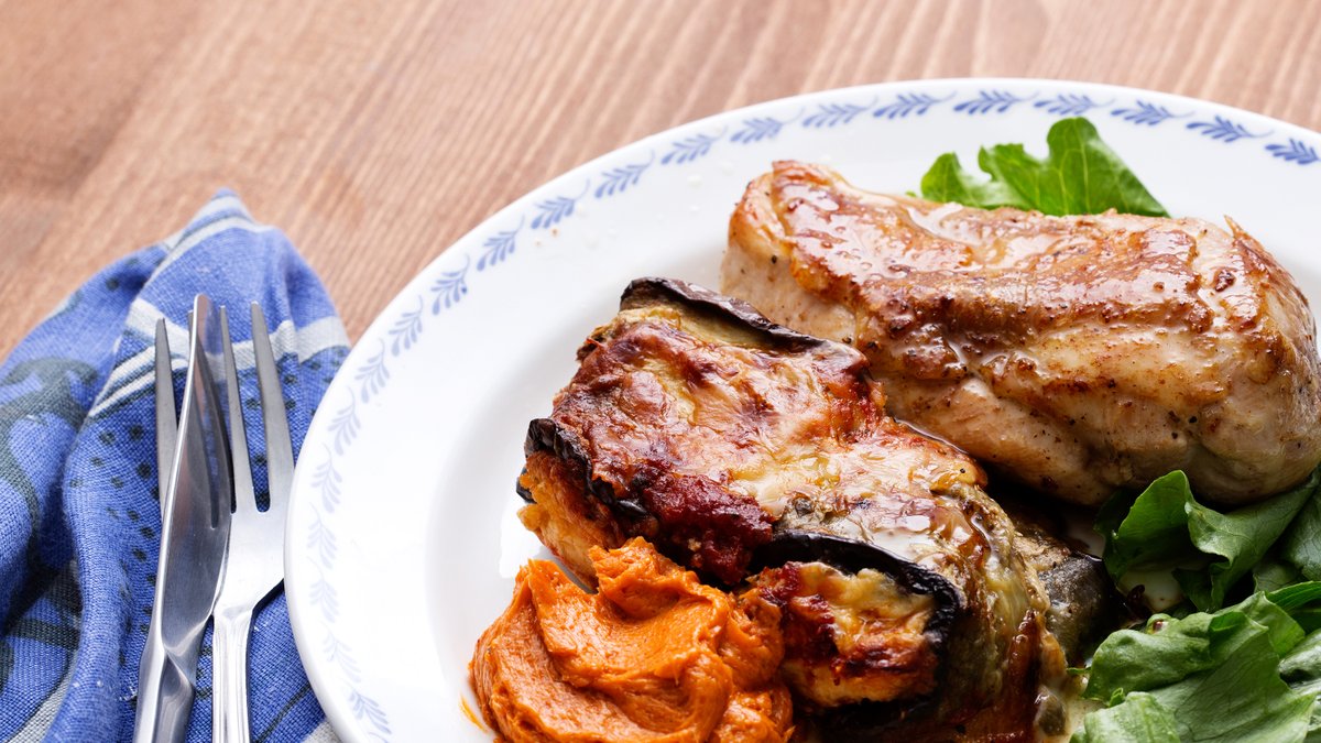 Kyckling med auberginerullar och tomatsmör