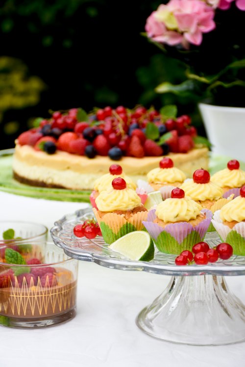 Kokoscupcakes med limekräm och röda vinbär
