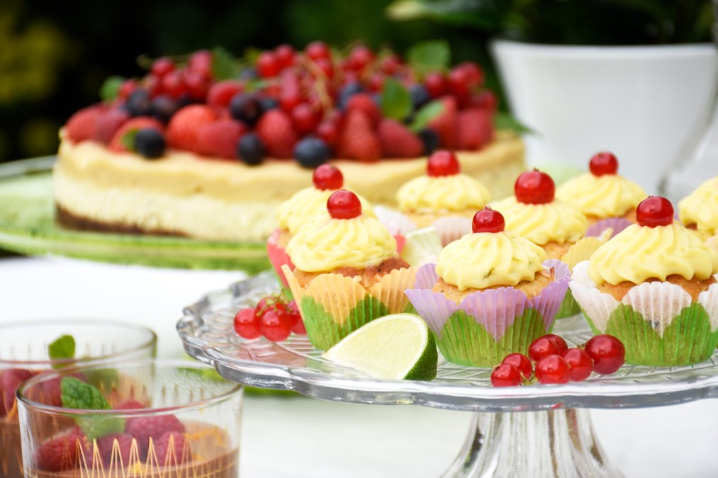 Kokoscupcakes med limekräm och röda vinbär