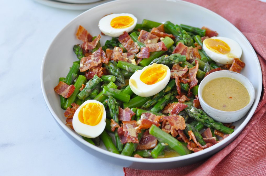 Sallad med sparris, ägg och bacon