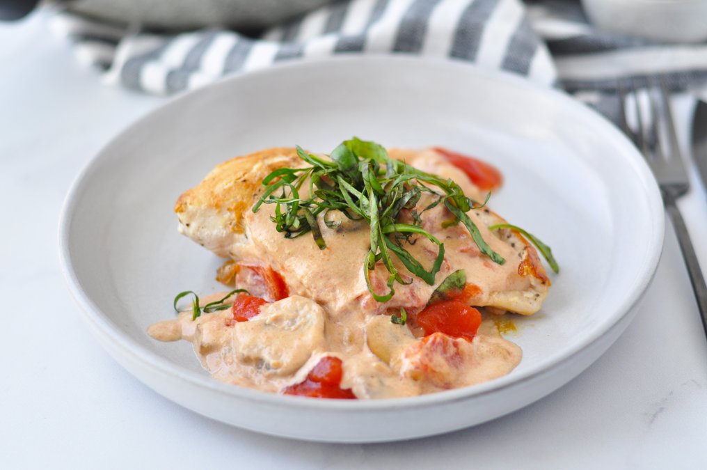 Kyckling och champinjoner i krämig tomatsås