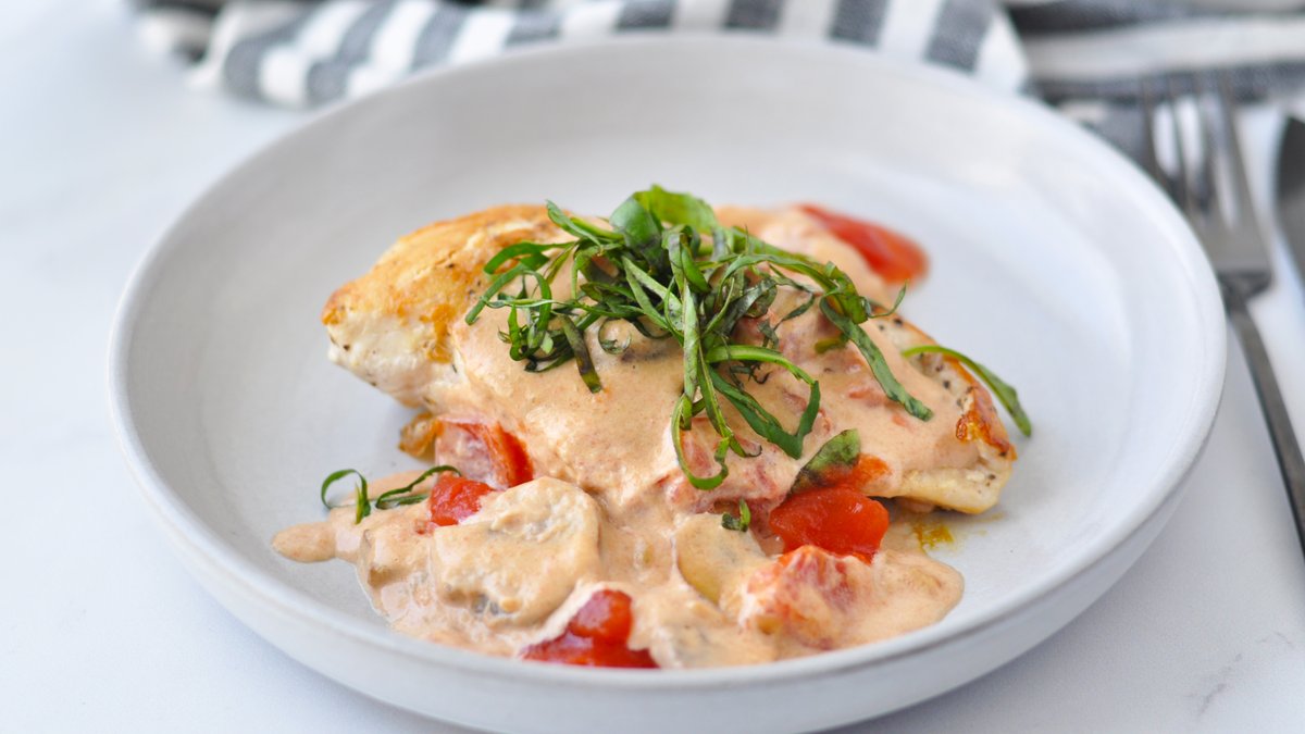 Kyckling och champinjoner i krämig tomatsås