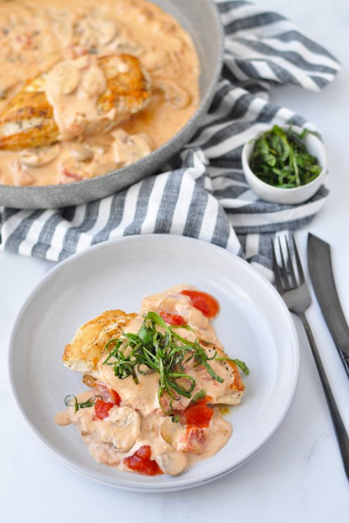 Kyckling och champinjoner i krämig tomatsås