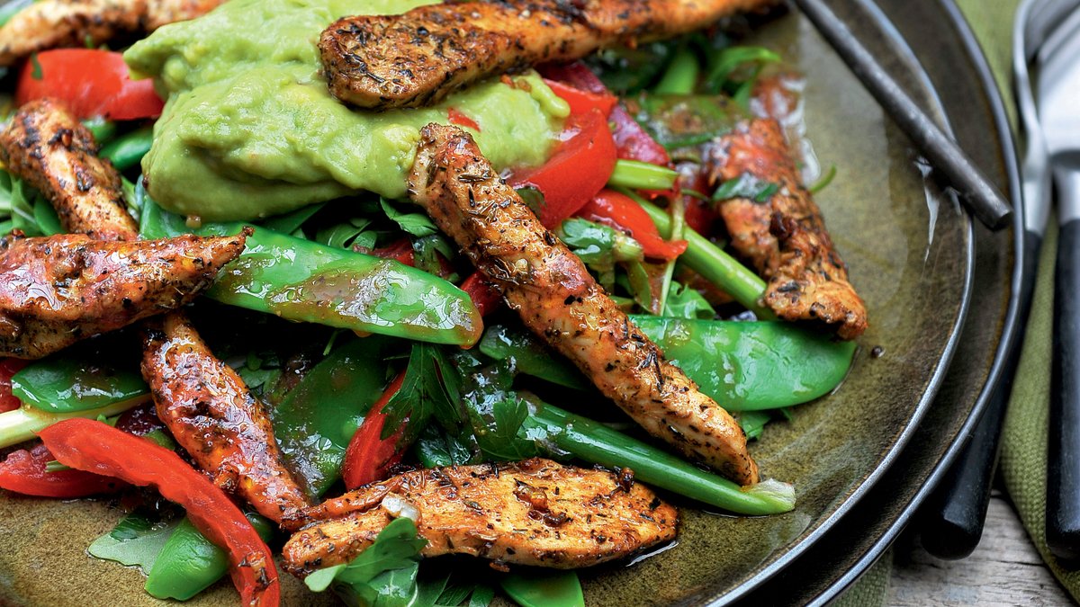 Kycklingsallad med cajunkrydda och avokadokräm