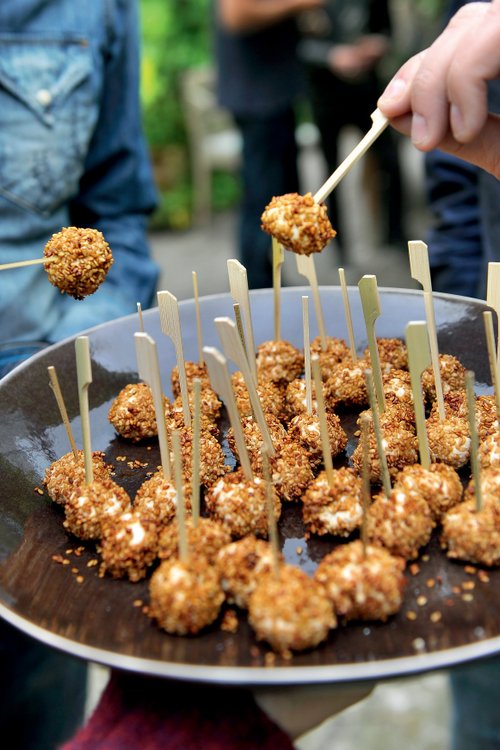 Getostbollar med marinerade sesamfrön
