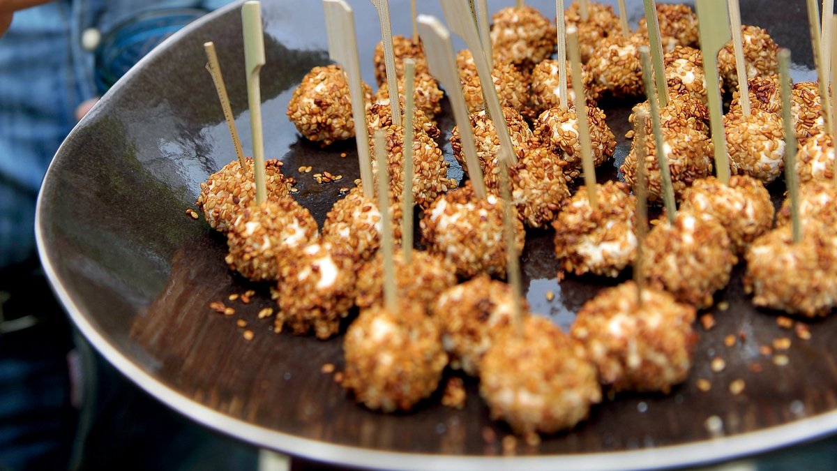 Getostbollar med marinerade sesamfrön