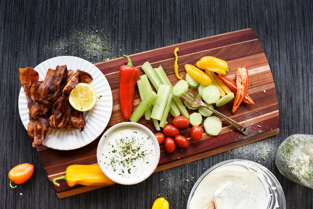 Ranch-dressing med bacon och grönsaker
