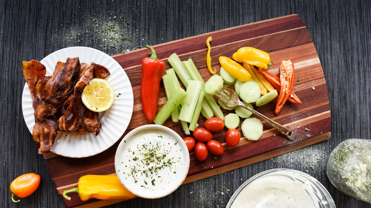 Ranch-dressing med bacon och grönsaker