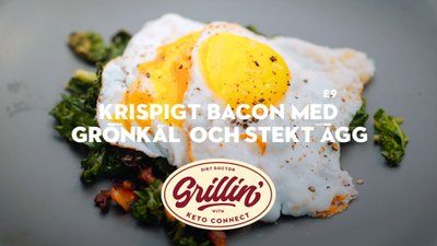 Krispigt bacon med grönkål och stekt ägg