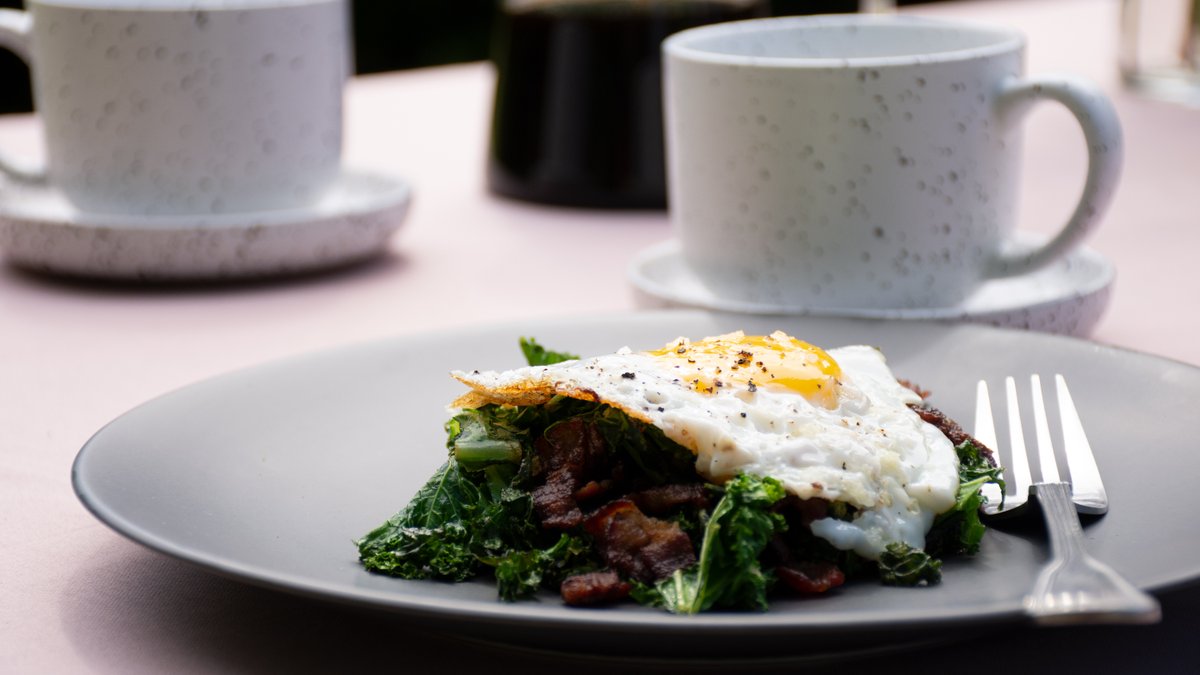 Krispigt bacon med grönkål och stekt ägg