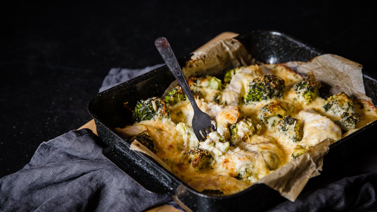 LCHF-gratäng med fläskkotlett och broccoli