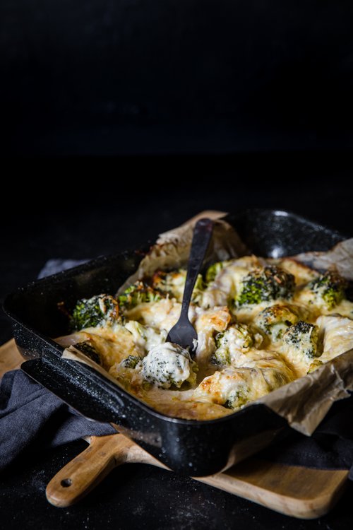 LCHF-gratäng med fläskkotlett och broccoli