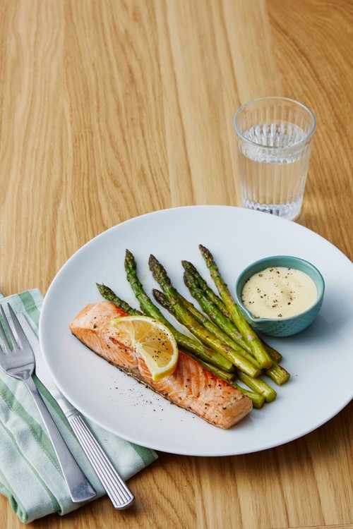 Stekt lax med sparris och hollandaise