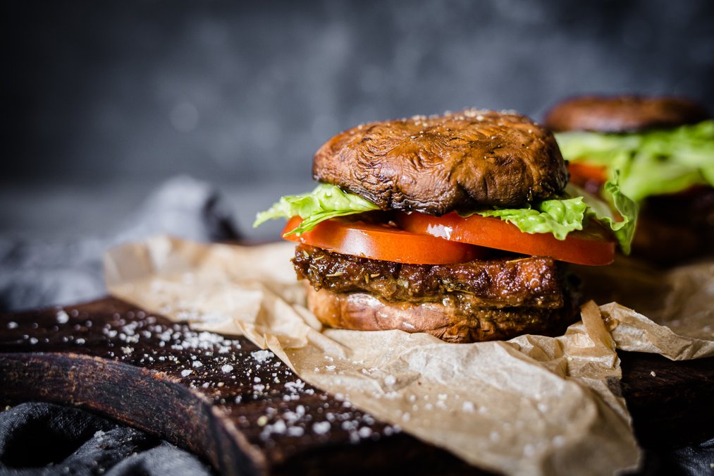 Vegansk burgare med tempeh och portabellobröd