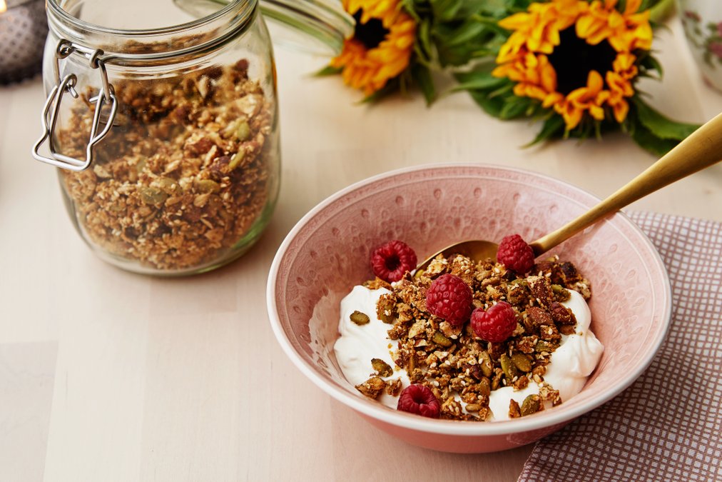 Yoghurt med sockerfri granola och bär
