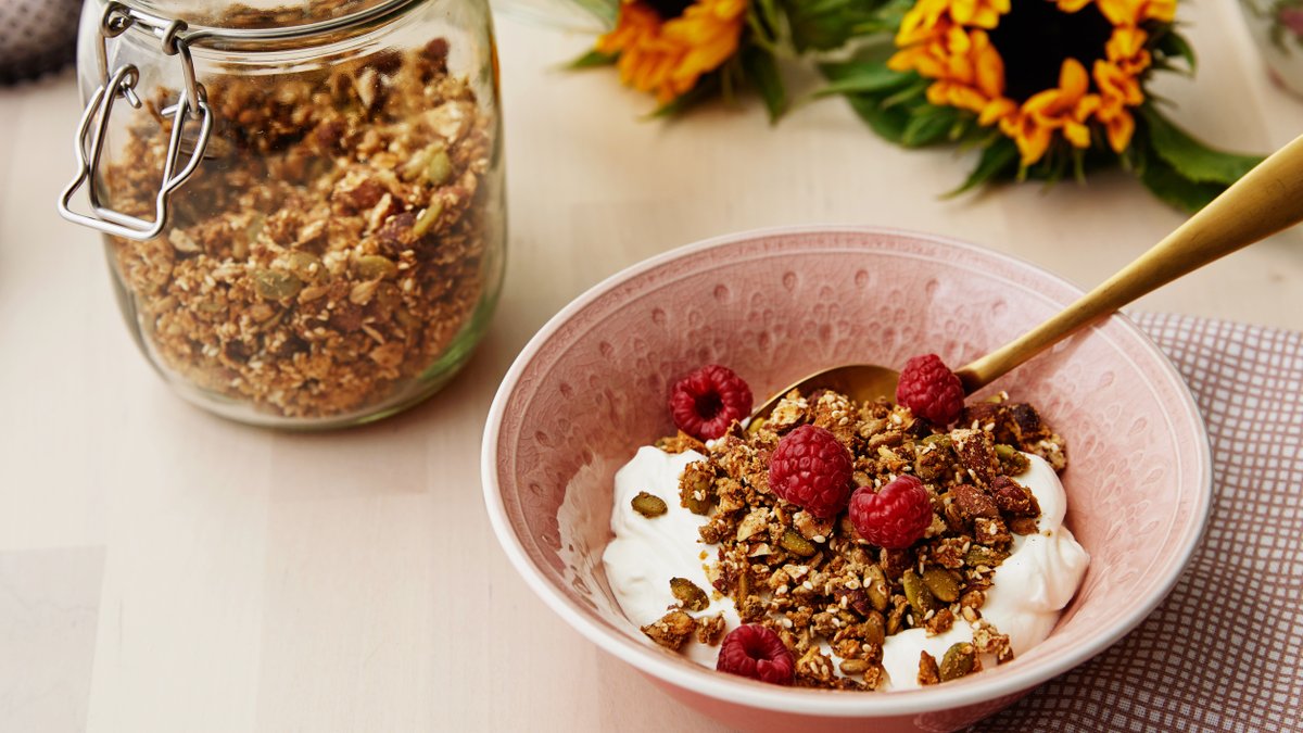 Yoghurt med sockerfri granola och bär