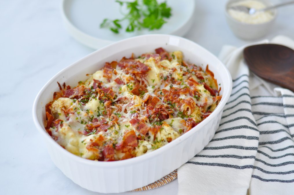 Blomkålsgratäng med bacon och örter