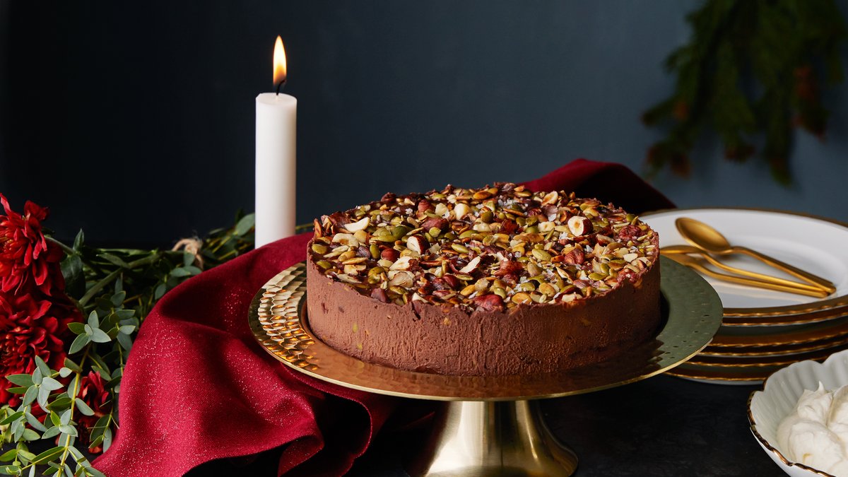 Matlagningsvideo: Chokladtårta med rostade hasselnötter och pumpafrön