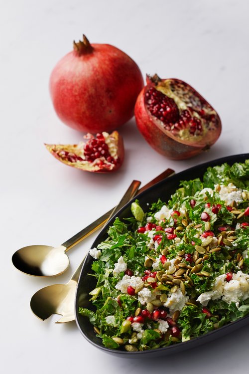 Grönkålssallad med getost och granatäpple
