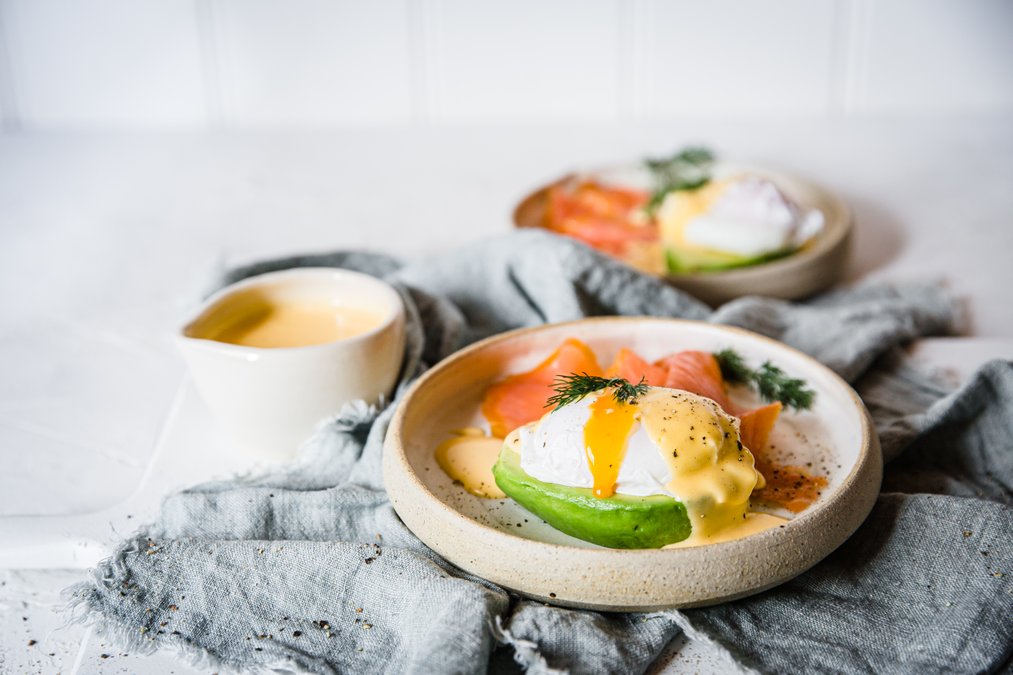 Matlagningsvideo: Ägg Benedict i avokado