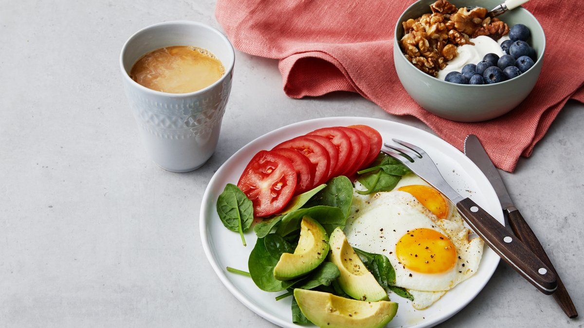 Lyxig liberal LCHF-frukost med stekta ägg och yoghurt