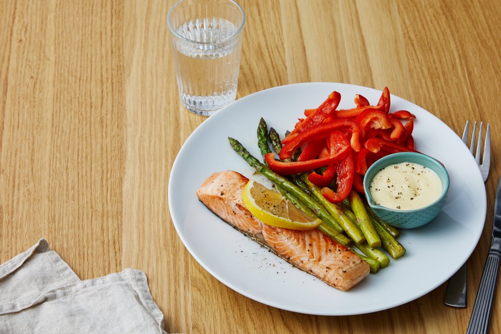 Stekt lax med grönsaker och hollandaise