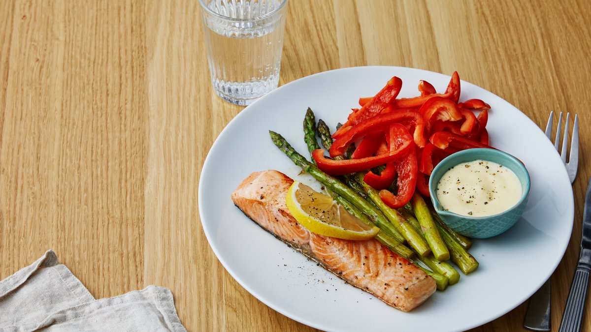 Stekt lax med grönsaker och hollandaise
