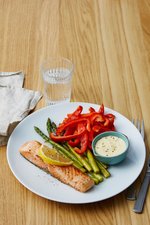 Stekt lax med grönsaker och hollandaise