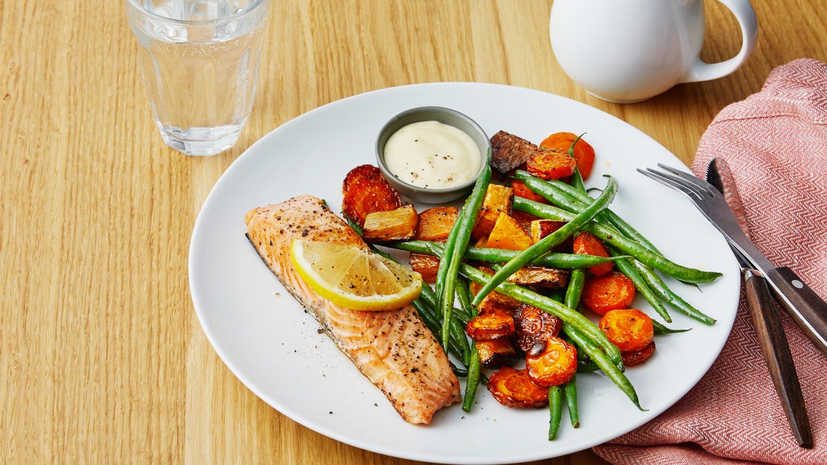 Ugnsbakad lax med rotfrukter, haricot verts och hollandaise