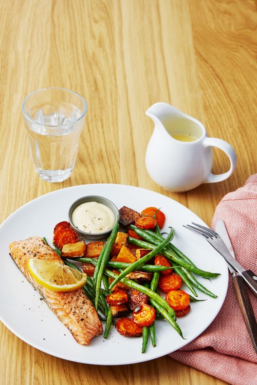 Ugnsbakad lax med rotfrukter, haricot verts och hollandaise