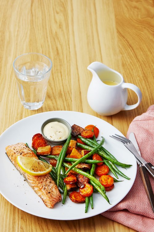 Ugnsbakad lax med rotfrukter, haricot verts och hollandaise