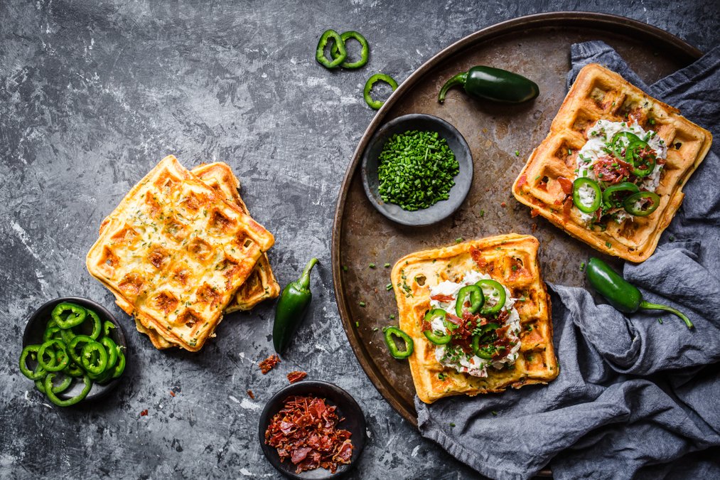 Chaffles med jalapeños och bacon