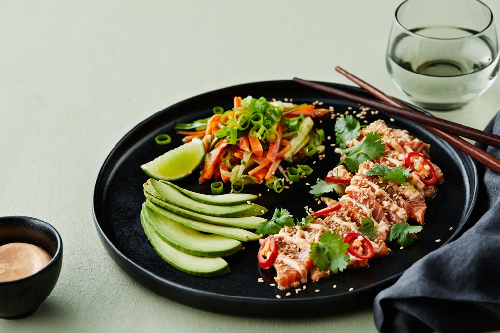 Sashimisallad med srirachamajo